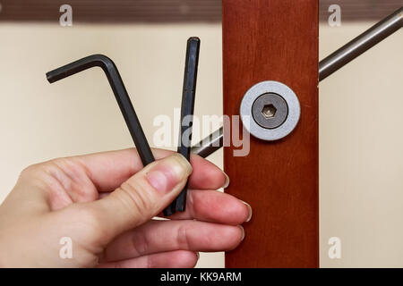 Zusammenbau von Möbeln mit hex-Schlüssel Stockfoto
