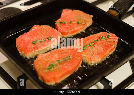 Vier Lachs Steaks und Kräuter in der Pfanne Stockfoto