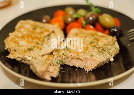Gebratenes Lachssteak mit Gemüse auf dem Teller Stockfoto