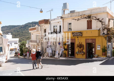 Kritsa eine Stadt im Landesinneren in der Nähe von Agios Nikolaos, Kreta, Griechenland, Oktober 2017. Touristische shop in dieser beliebten Stadt für Besucher. Stockfoto