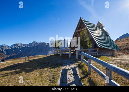 Die kleine Kirche am Giau Pass, ein alpines Dolomiten auf 2236 Meter in der Provinz Belluno, verbindet die Dörfer von Colle Santa Lucia und Wolkenstein pass d Stockfoto