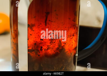Die Zubereitung von schwarzem Tee in transparenten Wasserkocher close-up Stockfoto