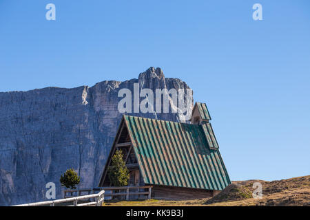 Die kleine Kirche am Giau Pass, ein alpines Dolomiten auf 2236 Meter in der Provinz Belluno, verbindet die Dörfer von Colle Santa Lucia und Wolkenstein pass d Stockfoto