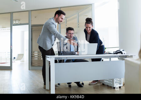 Bild von Verkaufsagenten zusammen arbeiten im Büro Stockfoto