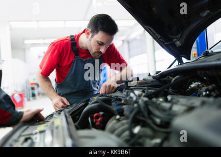 Automechaniker bei Automotive Service Center arbeiten Stockfoto