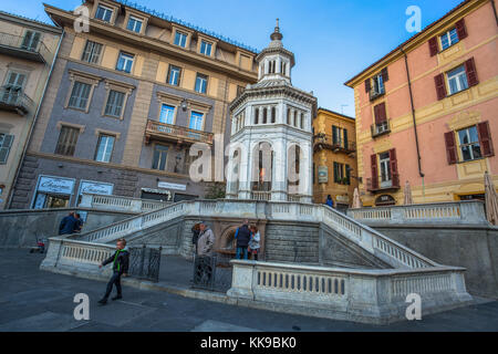 Acqui Terme, Italien, 1. November 2017 - achteckige Marmor Monument, die umgibt eine Thermalquelle, aus dem warmes Wasser gespeist wird und Heilung: 560 Liter Stockfoto