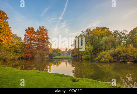 Schloss Sforza (Castello Sforzesco), Ansicht von Parco Sempione, (Sempione Park) in Mailand, Italien. Stockfoto