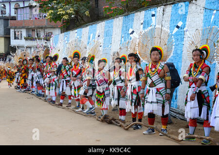 Naga Stammesangehörigen Teilnahme an den Stein ziehen Zeremonie, während kisima Nagaland hornbill Festival, kohima, Nagaland, Indien, Asien Stockfoto