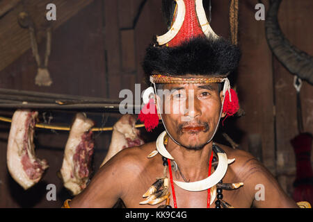 Naga tribal Mann im traditionellen Outfit, kisima Nagaland hornbill Festival, kohima, Nagaland, Indien, Asien Stockfoto