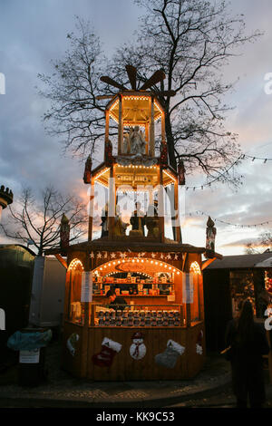 Frankfurt am Main, Deutschland. 28 Nov, 2017. eine Garküche ist mit einer großen Pyramide eingerichtet. Als einer der ältesten Weihnachtsmärkte in Deutschland, der Weihnachtsmarkt in Frankfurt jedes Jahr in der Adventszeit stattfindet. Es ist auch mit rund 3 Millionen Besuchern, einer der größten Weihnachtsmärkte in Deutschland. Credit: Michael debets/Pacific Press/alamy leben Nachrichten Stockfoto