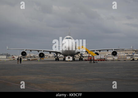 FORT LAUDERDALE, FL - 19. FEBRUAR: Iron Maidens The Book of Souls Tour Flugzeug, eine Boeing 747-400 Jumbo Jet (auch bekannt als Queen of the Skies), die auf ihrer World Tour Ed Force One eingesetzt wurde, wird am 19. Februar 2016 auf dem Asphalt des Fort Lauderdale International Airport in Fort Lauderdale, Florida gesehen. Iron Maiden Plane T Stockfoto