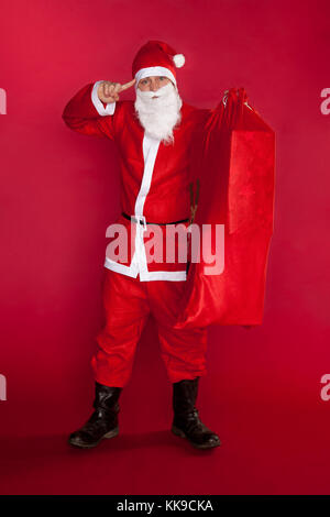 Der Weihnachtsmann zeigt, dass die Welt mit Geschenken verrückt ist Stockfoto