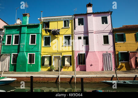 Insel Burano, Italien - 5 September, 2017: Bunte Häuser in Insel Burano in der Nähe von Venedig, Italien Stockfoto