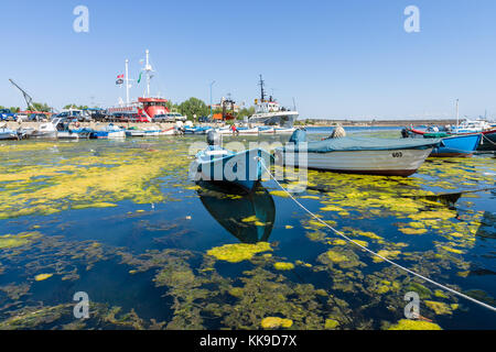 Sozopol, Bulgarien - 24, 2017 August: Fischerboote am Seehafen an der Pier. Stockfoto