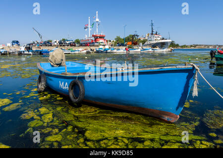 Sozopol, Bulgarien - 24, 2017 August: Fischerboote am Seehafen an der Pier. Stockfoto