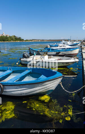 Sozopol, Bulgarien - 24, 2017 August: Fischerboote am Seehafen an der Pier. Stockfoto