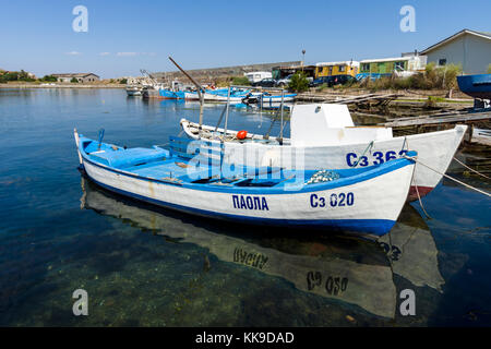 Sozopol, Bulgarien - 24, 2017 August: Fischerboote am Seehafen an der Pier. Stockfoto