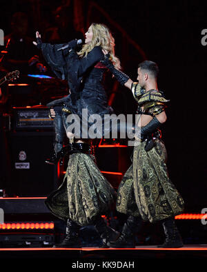 MIAMI, FL - Januar 23: Madonna ist gesehen auf der Bühne während ihre rebellischen Herzen Tour an der American Airlines Arena am 23. Januar in Miami, Florida, 2016. Leute: Madonna T Stockfoto