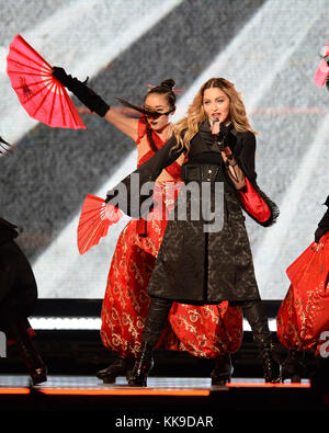 MIAMI, FL - Januar 23: Madonna ist gesehen auf der Bühne während ihre rebellischen Herzen Tour an der American Airlines Arena am 23. Januar in Miami, Florida, 2016. Leute: Madonna T Stockfoto