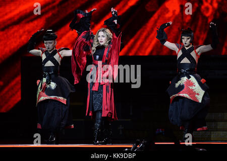 MIAMI, FL - Januar 23: Madonna ist gesehen auf der Bühne während ihre rebellischen Herzen Tour an der American Airlines Arena am 23. Januar in Miami, Florida, 2016. Leute: Madonna T Stockfoto