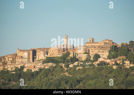 Mittelalterliche Stadt auf einem Hügel von Montepulciano, im Herzen der Toskana, aus der Ferne. Blauer Himmel und keine Menschen. Speicherplatz kopieren Stockfoto