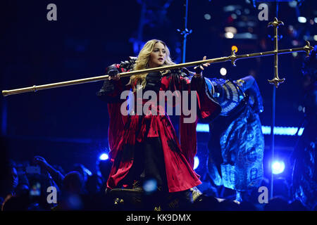 MIAMI, FL - Januar 23: Madonna ist gesehen auf der Bühne während ihre rebellischen Herzen Tour an der American Airlines Arena am 23. Januar in Miami, Florida, 2016. Leute: Madonna T Stockfoto