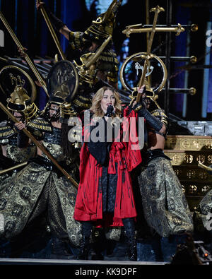 MIAMI, FL - Januar 23: Madonna ist gesehen auf der Bühne während ihre rebellischen Herzen Tour an der American Airlines Arena am 23. Januar in Miami, Florida, 2016. Leute: Madonna T Stockfoto