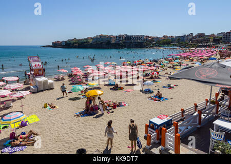 Sozopol, Bulgarien - 24, 2017 August: Blick auf den Strand von Sozopol in der alten Küstenstadt am Schwarzen Meer die bulgarische Schwarzmeerküste. Stockfoto