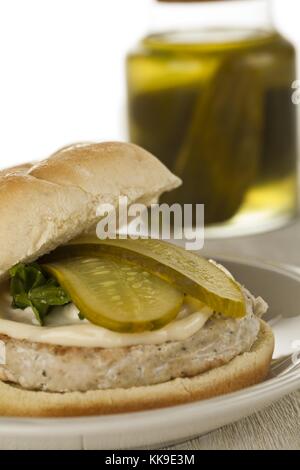 Huhn Hamburger mit Slice pickles Stockfoto
