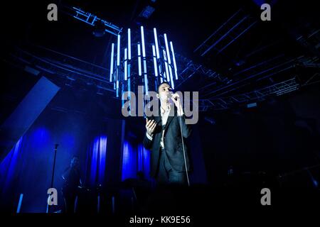 Mailand, Italien. 28 Nov, 2017. Theo hutchcraft der englischen Synth Pop Duo dargestellt auf der Bühne tut weh, wie Sie live auf der fabrique Mailand Italien. Credit: Roberto finizio / Pacific Press/alamy leben Nachrichten Stockfoto