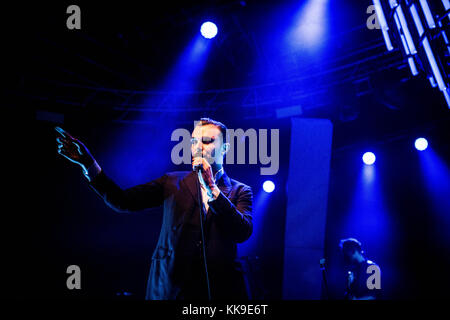 Mailand, Italien. 28 Nov, 2017. Theo hutchcraft der englischen Synth Pop Duo dargestellt auf der Bühne tut weh, wie Sie live auf der fabrique Mailand Italien. Credit: Roberto finizio / Pacific Press/alamy leben Nachrichten Stockfoto