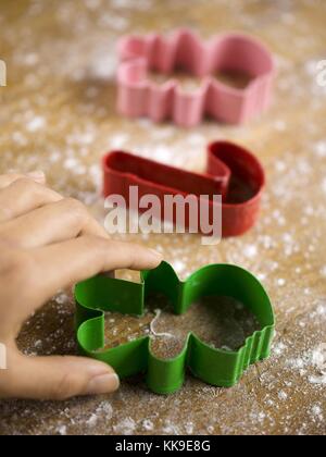 Nahaufnahme der eine Person, die Lebkuchen cutter Stockfoto