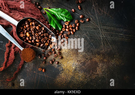 Kaffeebohnen auf einem Tisch, Fotoarchiv Stockfoto