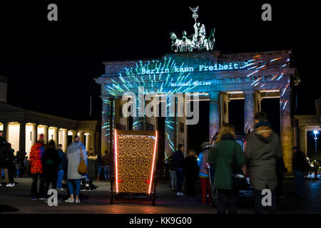 Berlin - Oktober 08, 2017: Das Brandenburger Tor in das Festival Ausleuchtung. Festival der Lichter 2017. Stockfoto