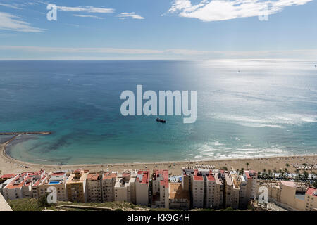 Strand von Postiguet entfernt und in der Nähe bauten in der Stadt Alicante. Stockfoto