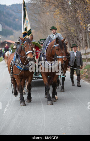 Schliersee, Bayern - November 5, 2017: Jedes Jahr am ersten Sonntag im November, die idyllische Pferd Prozession, namens Leonhardi im bayerischen Schliersee Stockfoto