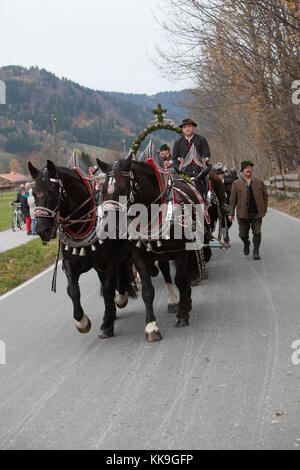 Schliersee, Bayern - November 5, 2017: Jedes Jahr am ersten Sonntag im November, die idyllische Pferd Prozession, namens Leonhardi im bayerischen Schliersee Stockfoto