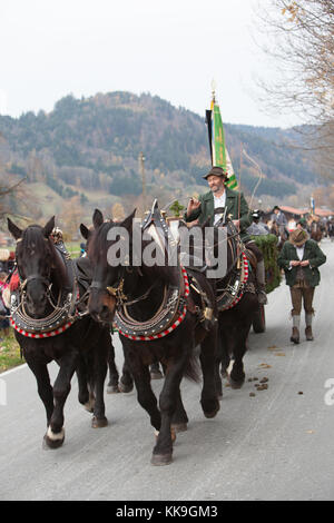 Schliersee, Bayern - November 5, 2017: Jedes Jahr am ersten Sonntag im November, die idyllische Pferd Prozession, namens Leonhardi im bayerischen Schliersee Stockfoto