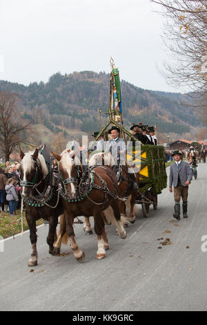Schliersee, Bayern - November 5, 2017: Jedes Jahr am ersten Sonntag im November, die idyllische Pferd Prozession, namens Leonhardi im bayerischen Schliersee Stockfoto
