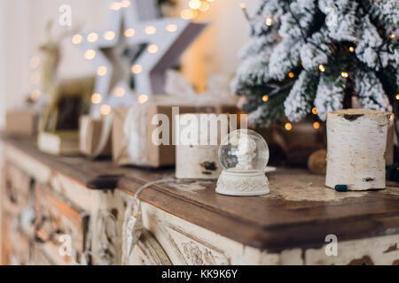 Zauberhafte Weihnachten Schneekugel mit kleinen Engel Statue im. Weihnachten Dekoration rund um. geringe Tiefenschärfe mit selektiven Fokus auf snowglobe. Stockfoto