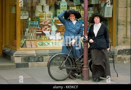 Beamish Museum, County Durham. Zwei Frauen-Personal in Periode Kostüm außerhalb 1913 Co operative Store in der rekonstruierten "Stadt". Stockfoto