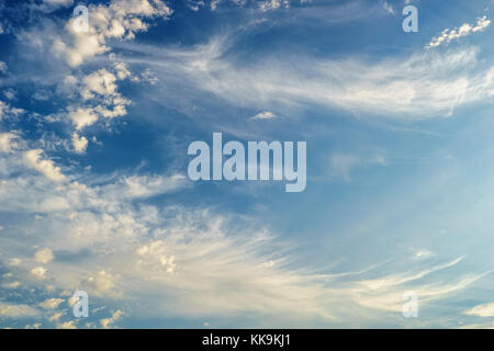 Flauschig weiche verstreute weiße Wolken an einem späten Nachmittag blue sky in Istanbul, Türkei Stockfoto