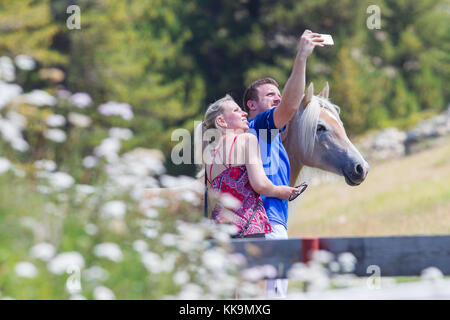 Nauders, Österreich - August 5, 2017: Paar unter Bild von Ihnen durch die Verwendung von Smart Phone in den Bergen in Nauders, Österreich Stockfoto