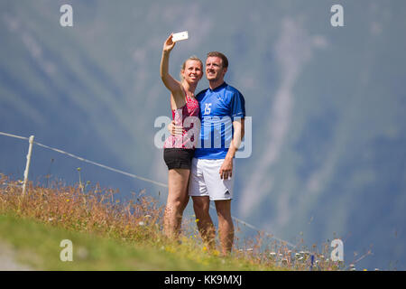 Nauders, Österreich - August 5, 2017: Paar unter Bild von Ihnen durch die Verwendung von Smart Phone in den Bergen in Nauders, Österreich Stockfoto