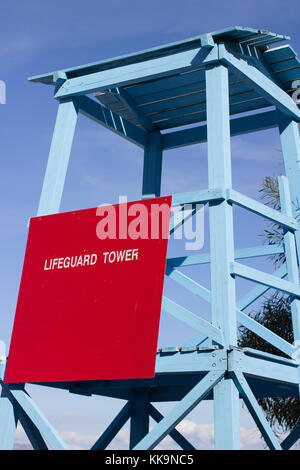 Lifeguard tower Blau an einem Strand auf einer griechischen Strand mit einem Zeichen auf der Seite und Platz kopieren Rot Stockfoto