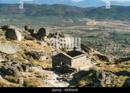 Kapelle von Sao Miguel (Capela de São Miguel) am Ortsrand des mittelalterlichen Dorfes von Monsanto, Portugal Stockfoto