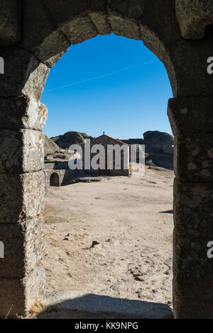 Blick auf die inneren Wände und Kapelle der Monsanto Schloss, im historischen Dorf Monsanto, Portugal Stockfoto