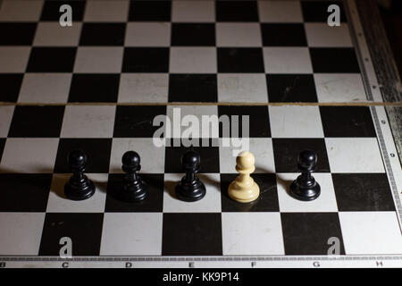 Schachbrett von der Seite mit mehreren Bewegungen gebildet Spiel Stockfoto