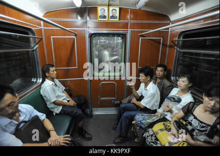 Pjoengjang, Nordkorea, Passagiere auf eine U-Bahn Stockfoto