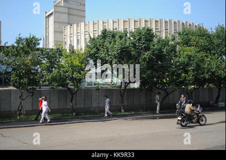 Pjoengjang, Nordkorea, Fußgänger auf Gehwegen Stockfoto